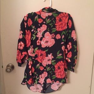 Floral top w/ shoulder pads
